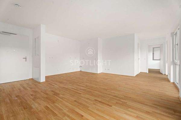 Offener Wohnbereich mit Küchenanschlüssen