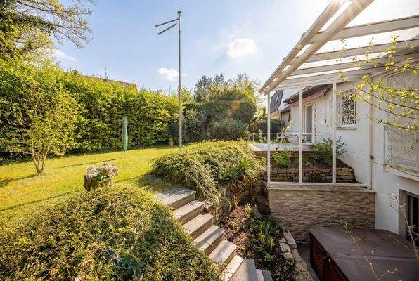 Garten mit Ostausrichtung (KI-Frühling)