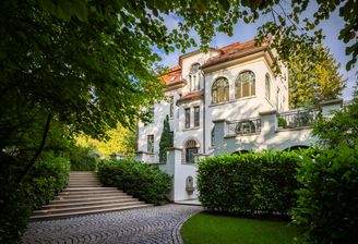 Hauptaufgang zur Villa