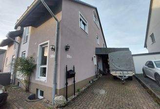 Eingang, Carport und Schuppen