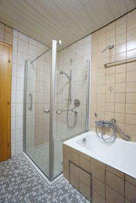 Bad mit Wanne und Dusche
