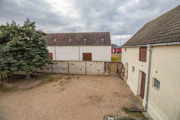 Innenhof und Durchgang zum Pferdestall