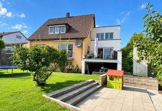 Ansicht mit Anbau und Garten