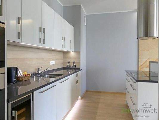 moderne Küche mit allen Geräten