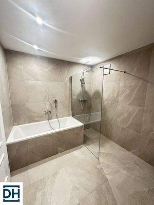 Bad mit Badewanne und Dusche