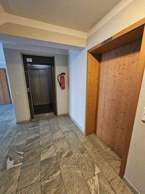 Treppenhaus mit Liftzugang