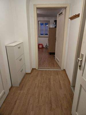 Flur mit Blick ins Zimmer