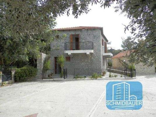 Südkreta, Agia Paraskevi: Zweistöckiges traditionelles Steinhaus zu verkaufen