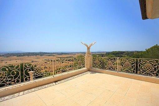 Herrlicher Ausblick über die Landschaft vom Balkon des Hauptschlafzimmers