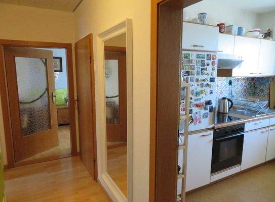 5-Erdgeschoss Flur+Blick Küche.JPG