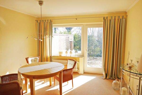 Schlafzimmer mit Zugang zum Garten