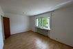 Helles Wohnzimmer mit Fenster