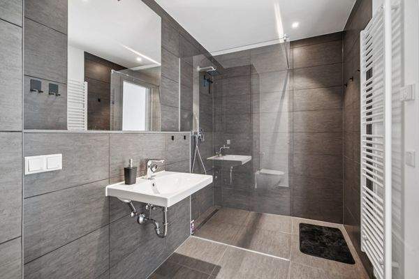 Modernes Badezimmer mit bodentiefer Dusche