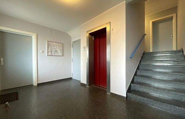 Eingangsbereich mit Aufzug