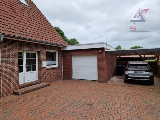 2. Eingang mit Garage und Carport
