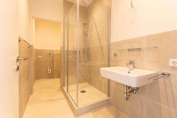 1. Bad mit Dusche und WC