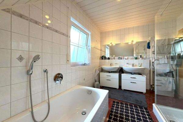 1.OG Bad mit Dusche und Wanne