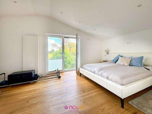 Geräumiges Elternschlafzimmer