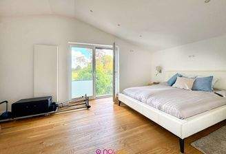 Geräumiges Elternschlafzimmer