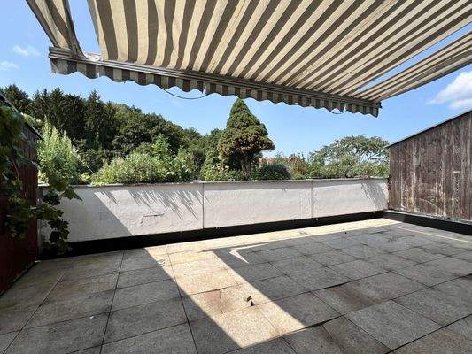 Terrasse mit elektrischer Markise