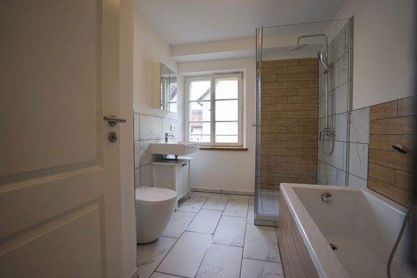 Bad mit Wanne + Dusche 