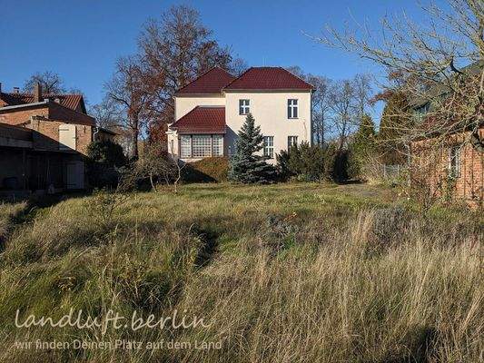 Blick vom Ende des Grundstücks auf Gartenfassade.jpg