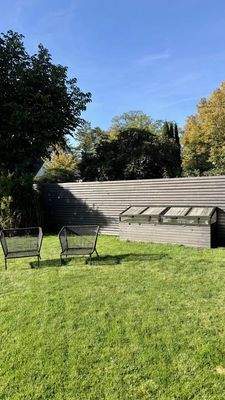 Garten mit Gewächshaus