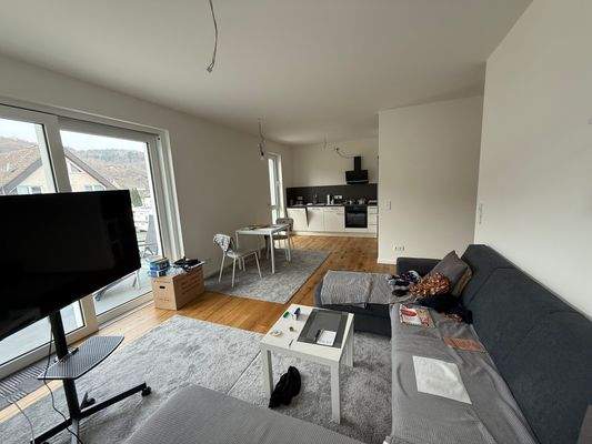 Blick vom Wohn-Essbereich zur offenen Küche.jpeg