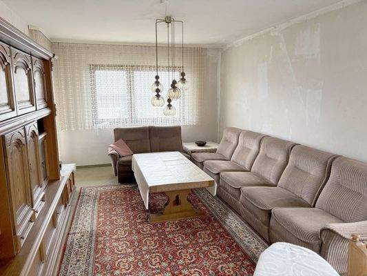 Wohnzimmer mit Balkonzugang im OG