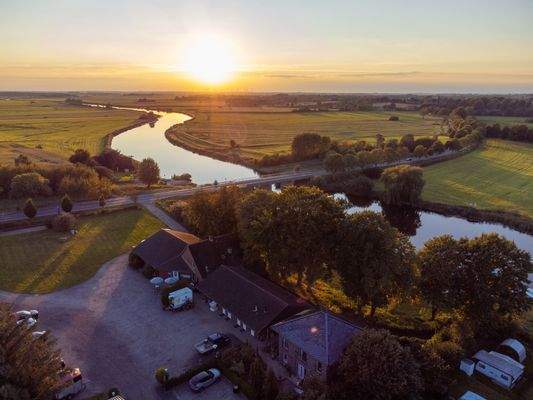 Bootsmann im Sonnenuntergang