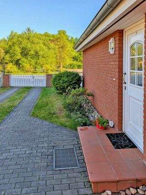 Hauseingang und Zufahrt