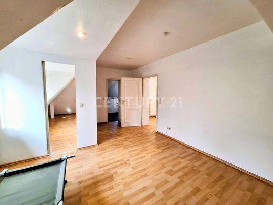 Schlafzimmer mit Zugang zum Ankleidezimmer und Badezimmer