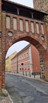 Das Zinnaer Stadttor und im Hintergrund das Objekt