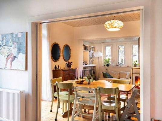 Essbereich mit Blick zum Wohnbereich