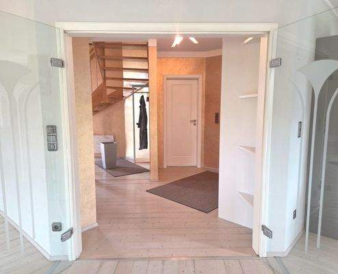 Blick aus dem offenen Wohnen in die Diele