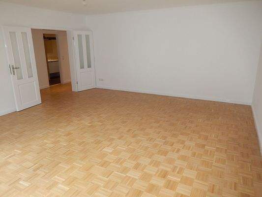 großzügiges Wohnzimmer