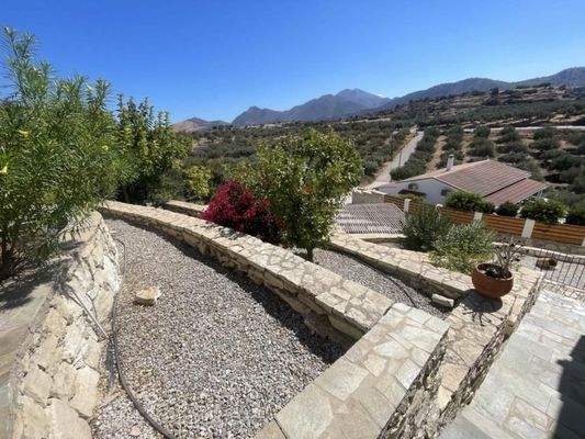 Kreta, Roumeli: Charmante Villa mit Garten und Pool zu verkaufen