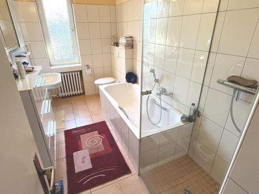 Das modernisierte Tageslichtbadezimmer im Erdgeschoss