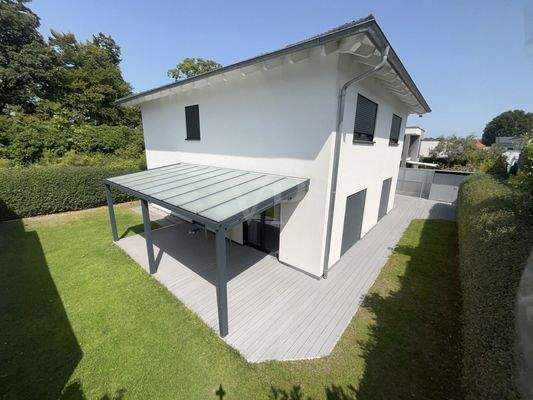 Außenfläche mit überdachter Terrasse