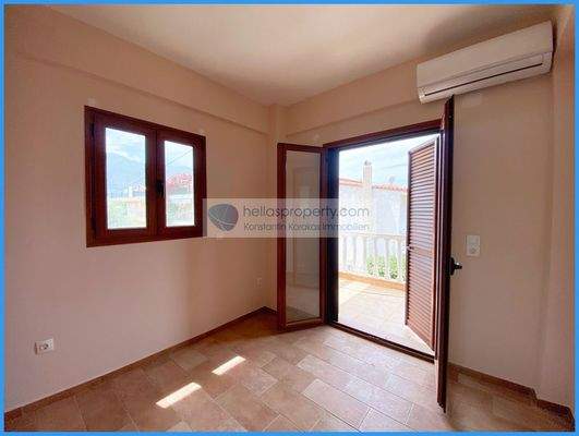 ee8f2ecf2c704b27a0ca0b3127a32a72-original