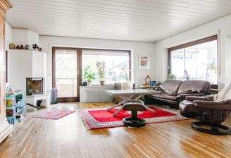 Lichtdurchflutetes Wohnzimmer mit Kamin...2