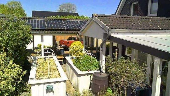 Blick auf Küche mit Hochbeeten