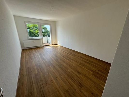 Wohnzimmer mit Balkon