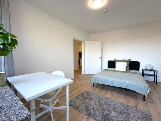 Helles Schlafzimmer mit Bett