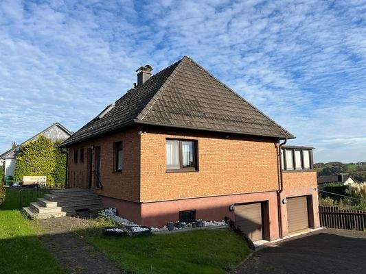 Hausansicht von der Einfahrt aus