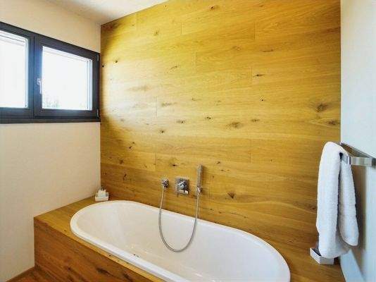 Badezimmer mit Wanne und Dusche