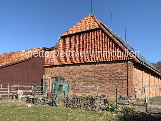 Scheune mit Aufbau der PV-Anlage und Freigehege für Haustiere