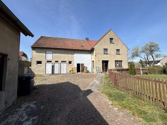 Nebengebäude mit Tischlerei