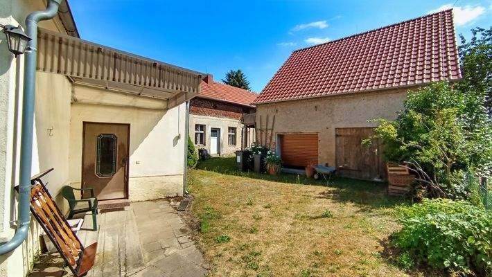 Außen 3 - Hauseingang/ Garage