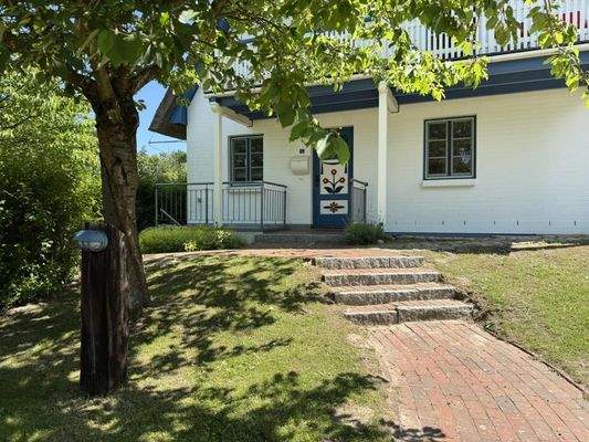 Hausansicht mit Eingang 